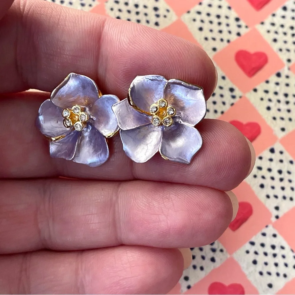 Cute vintage enamel on goldtone flower earrings purple